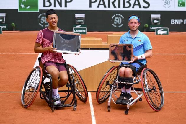 Alfie Hewett (Gbr) Tokito Oda (Jpn) avec leur trophee TENNIS : Roland Garros 2023 - Finale Hommes Wheelchair - Paris - 10 06 2023 JBAutissier Panoramic 