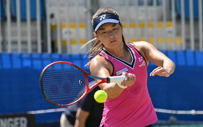 Yuriko Lily Miyazaki (GBR) playing Katie Swan (GBR) in the semi finals of the W100 Surbiton Trophy during day 6 of the Surbiton Trophy, at Surbiton Lawn Tennis Club, Surbiton, England on the 10th June 2023. Copyright: xAlanxStanfordx PMI-5587-0074