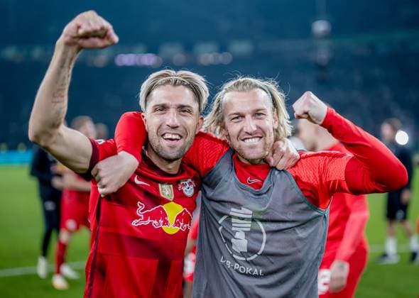 Leipzigs Kevin Kampl und Emil Forsberg jubeln nach dem Spiel. DFB-Pokalfinale 2023 Eintracht Frankfurt - RB Leipzig 0:2. 3. Juni 2023 Olympiastadion, Berlin. SG Eintracht Frankfurt - RB Leipzig 0:2