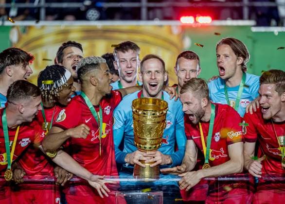 Leipzigs Torwart Torhueter Peter Gulacsi stemmt den Pokal in die Hoehe. DFB-Pokalfinale 2023 Eintracht Frankfurt - RB Leipzig 0:2. 3. Juni 2023 Olympiastadion, Berlin. SG Eintracht Frankfurt - RB Leipzig 0:2 *** Leipzig goalkeeper Peter Gulacsi lifts the cup DFB Cup Final 2023 Eintracht Frankfurt RB Leipzig 0 2 3 June 2023 Olympiastadion, Berlin SG Eintracht Frankfurt RB Leipzig 0 2