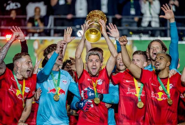 Leipzigs Kevin Kampl stemmt den Pokal in die Hoehe. DFB-Pokalfinale 2023 Eintracht Frankfurt - RB Leipzig 0:2. 3. Juni 2023 Olympiastadion, Berlin. SG Eintracht Frankfurt - RB Leipzig 0:2