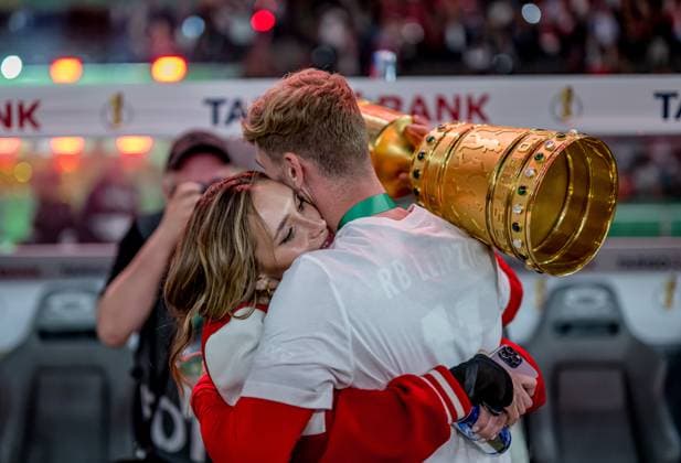 Leipzigs Timo Werner und seine Freundin Paula Lense jubeln nach dem Spiel mit dem Pokal. DFB-Pokalfinale 2023 Eintracht Frankfurt - RB Leipzig 0:2. 3. Juni 2023 Olympiastadion, Berlin. SG Eintracht Frankfurt - RB Leipzig 0:2