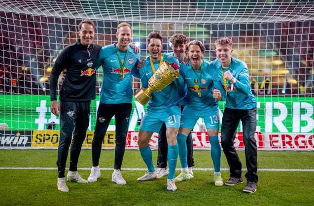 Leipzigs Torhueter-Team mit Torwart Torhueter Janis Blaswich, Torwarttrainer Frederik Goessling, Peter Gulacsi, Jonas Nickisch, Timo Schlieck und Oerjan Nyland jubeln nach dem Spiel mit dem Pokal. DFB-Pokalfinale 2023 Eintracht Frankfurt - RB Leipzig 0:2. 3. Juni 2023 Olympiastadion, Berlin. SG Eintracht Frankfurt - RB Leipzig 0:2 *** Leipzigs goalkeeper team with goalkeeper Janis Blaswich, goalkeeper coach Frederik Goessling, Peter Gulacsi, Jonas Nickisch, Timo Schlieck and Oerjan Nyland cheer after the match with the cup DFB Pokalfinale 2023 Eintracht Frankfurt RB Leipzig 0 2 3 June 2023 Olympiastadion, Berlin SG Eintracht Frankfurt RB Leipzig 0 2