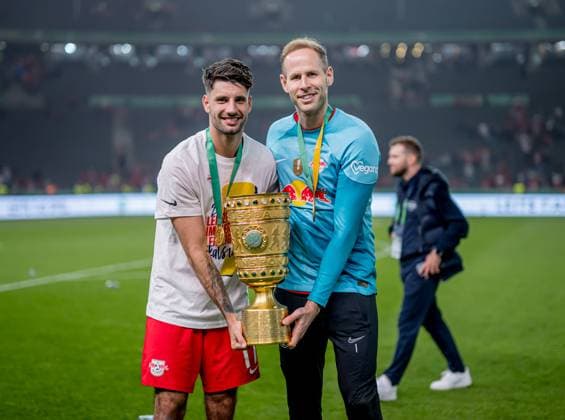 Leipzigs Torwart Torhueter Peter Gulacsi und Dominik Szoboszlai jubeln nach dem Spiel mit dem Pokal. DFB-Pokalfinale 2023 Eintracht Frankfurt - RB Leipzig 0:2. 3. Juni 2023 Olympiastadion, Berlin. SG Eintracht Frankfurt - RB Leipzig 0:2 *** Leipzig goalkeeper Peter Gulacsi and Dominik Szoboszlai cheer after the match with the cup DFB Pokalfinale 2023 Eintracht Frankfurt RB Leipzig 0 2 3 June 2023 Olympiastadion, Berlin SG Eintracht Frankfurt RB Leipzig 0 2