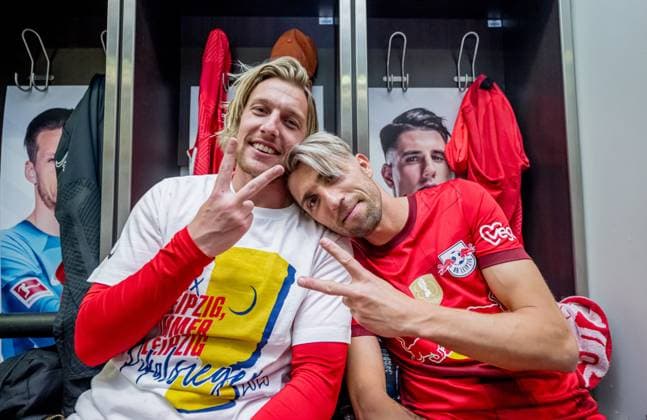 Leipzigs Emil Forsberg und Kevin Kampl jubeln nach dem Spiel in der Kabine. DFB-Pokalfinale 2023 Eintracht Frankfurt - RB Leipzig 0:2. 3. Juni 2023 Olympiastadion, Berlin. SG Eintracht Frankfurt - RB Leipzig 0:2