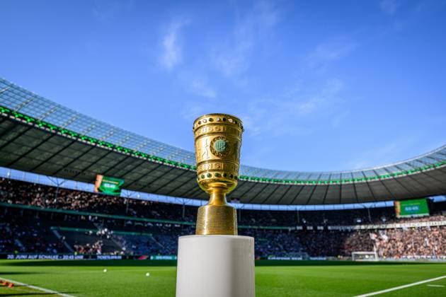 Der DFB-Pokal steht auf einer Stehle am Spielfeldrand. DFB-Pokalfinale 2023 Eintracht Frankfurt - RB Leipzig 0:2. 3. Juni 2023, Olympiastadion, Berlin. DFB-Pokalfinale 2023 Eintracht Frankfurt - RB Leipzig 0:2