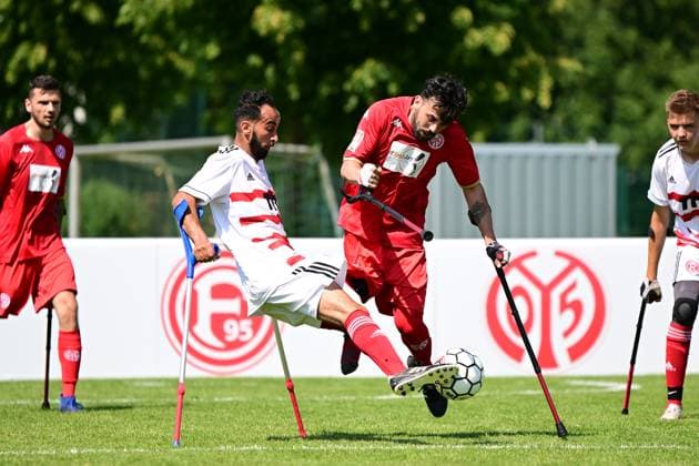 Sportart I Mixed I Saison 2022 2023 I Amputierten-Fußball Bundesliga I 3. Spieltag I 1.FSV Mainz 05 - Fortuna Düsseldorf I 10.06.2023 Radouane Chaanoune (7, Fortuna Düsseldorf) Emrah Akdemir (11, 1. FSV Mainz 05) Hamburg Paul-Hauenschild-Sportanlage Schleswig-Holstein Deutschland