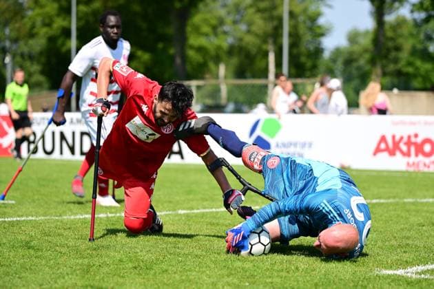 Sportart I Mixed I Saison 2022 2023 I Amputierten-Fußball Bundesliga I 3. Spieltag I 1.FSV Mainz 05 - Fortuna Düsseldorf I 10.06.2023 Emrah Akdemir (11, 1. FSV Mainz 05) gegen den Torwart von Fortuna Düsseldorf (Kein Name verfügbar) Hamburg Paul-Hauenschild-Sportanlage Schleswig-Holstein Deutschland
