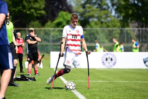 Sportart I Mixed I Saison 2022 2023 I Amputierten-Fußball Bundesliga I 3. Spieltag I SG Nord-Ost Fortuna Düsseldorf I 10.06.2023 Jonas Lappe (10, Fortuna Düsseldorf) am Ball Hamburg Paul-Hauenschild-Sportanlage Schleswig-Holstein Deutschland