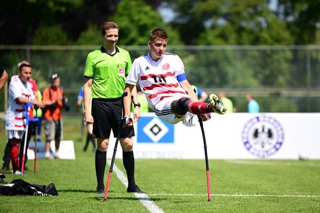 Sportart I Mixed I Saison 2022 2023 I Amputierten-Fußball Bundesliga I 3. Spieltag I SG Nord-Ost Fortuna Düsseldorf I 10.06.2023 Ausschwingen nach dem Schuss von Jonas Lappe (10, Fortuna Düsseldorf) Hamburg Paul-Hauenschild-Sportanlage Schleswig-Holstein Deutschland