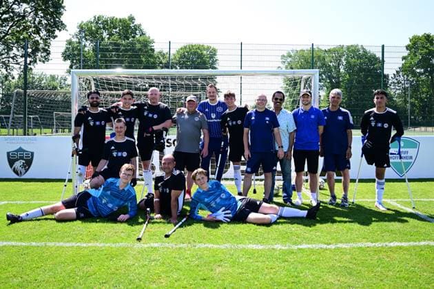 Sportart I Mixed I Saison 2022 2023 I Amputierten-Fußball Bundesliga I 3. Spieltag I SG Nord-Ost Fortuna Düsseldorf I 10.06.2023 Die SG Nord-Ost (Sportfreunde Braunschweig, Hamburger SV, Tennis Borussia Berlin) zusammen mit Marcell Jansen Hamburg Paul-Hauenschild-Sportanlage Schleswig-Holstein Deutschland