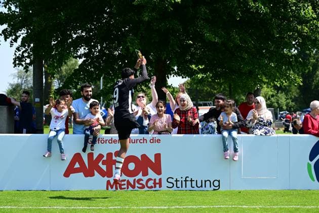 Sportart I Mixed I Saison 2022 2023 I Amputierten-Fußball Bundesliga I 3. Spieltag I Verschiedenes I 10.06.2023 Jubel, Begeisterung, Enthusiasmus, Euphorie, Freude, Glücksgefühl, Heiterkeit bei: Majed Sajid (9, SG Nord-Ost) und seiner Familie und Freunden Hamburg Paul-Hauenschild-Sportanlage Schleswig-Holstein Deutschland