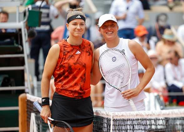 Karolina Muchova und Iga Swiatek posen am Netz fuer die Fotografen,Damen Einzel, Finale, Endspiel Copyright: xJuergenxHasenkopfx
