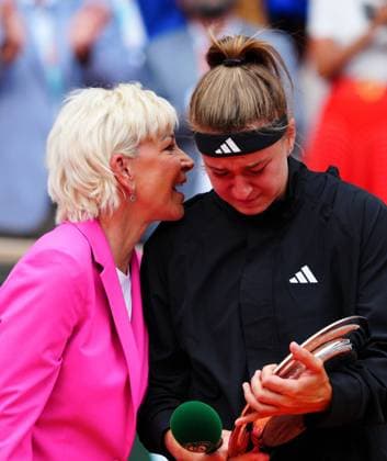 Sport Themen der Woche KW23 Sport Bilder des Tages Mandatory Credit: Photo by Javier Garcia Shutterstock (13949279ao) Chris Evert comforts an emotional runner up Karolina Muchova French Open Tennis, Day 14, Roland Garros, Paris, France - 10 June 2023 French Open Tennis, Day 14, Roland Garros, Paris, France - 10 June 2023  Copyright: xJavierxGarcia Shutterstockx 13949279ao
