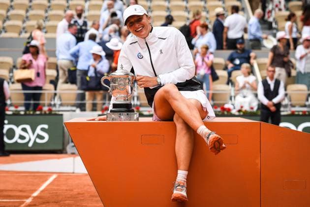 June 10, 2023, Paris, France, France: Iga SWIATEK of Poland celebrates his victory with the trophy during the fourteenth day of Roland-Garros 2023, French Open 2023, Grand Slam tennis tournament at the Roland-Garros Stadium on June 10, 2023 in Paris, France. Paris France - ZUMAm308 20230610_zsp_m308_012 Copyright: xMatthieuxMirvillex