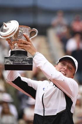 Iga Swiatek (Pol) brandissant le trophee au moment ou le couvercle glisse et tombe au sol TENNIS : Roland Garros 2023 - Finale Dames - Paris - 10 06 2023 JBAutissier Panoramic 