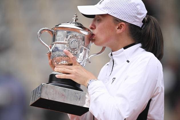 Iga Swiatek (Pol) brandissant le trophee TENNIS : Roland Garros 2023 - Finale Dames - Paris - 10 06 2023 JBAutissier Panoramic 
