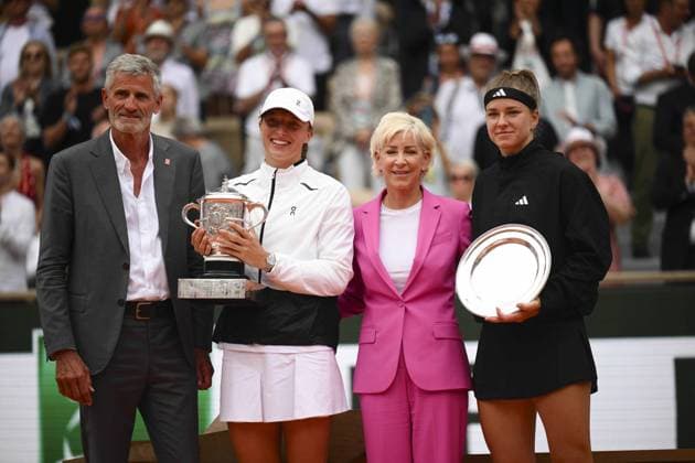 Iga Swiatek (Pol) et le trophee - Gilles Moretton President de la FFT et Chris Evert Karolina Muchova (Cze) TENNIS : Roland Garros 2023 - Finale Dames - Paris - 10 06 2023 JBAutissier Panoramic 