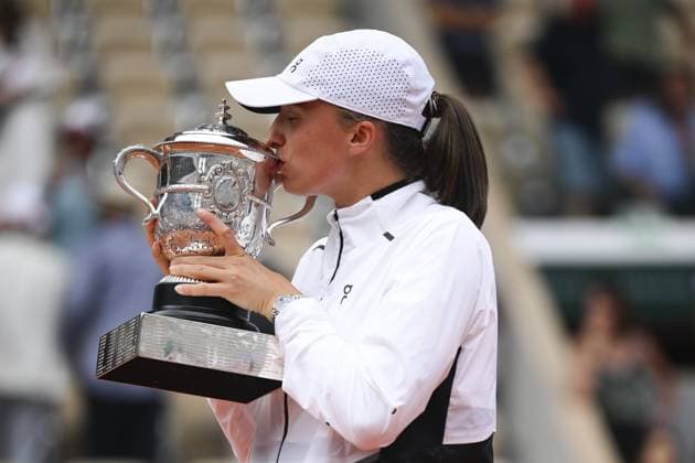Iga Swiatek (Pol) et le trophee TENNIS : Roland Garros 2023 - Finale Dames - Paris - 10 06 2023 JBAutissier Panoramic 