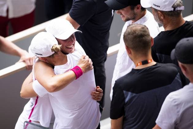 joie d Iga Swiatek (Pol) embrassant son clan TENNIS : Roland Garros 2023 - Finale Dames - Paris - 10 06 2023 JBAutissier Panoramic 