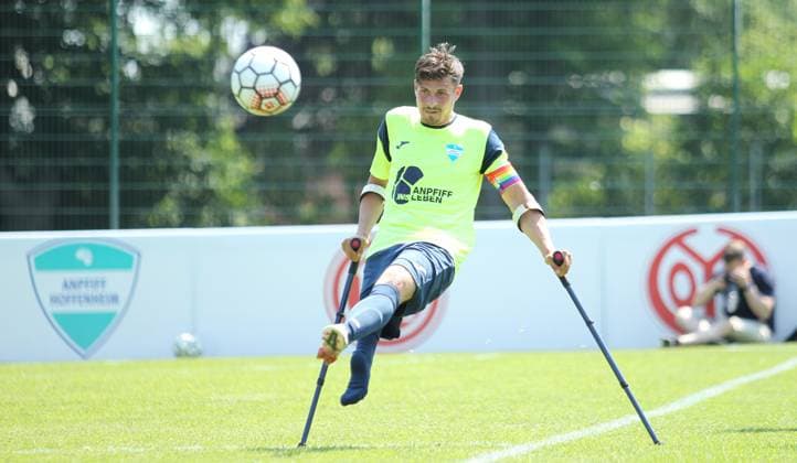 Deutsche Amputierten-Fußball Bundesliga, Dritter Spieltag auf der Paul-Hauenschild-Anlage des HSV. SG Nord-Ost - Anpfiff Hoffenheim. Dimitri Briegemann (Hoffenheim). Norderstedt Schleswig-Holstein