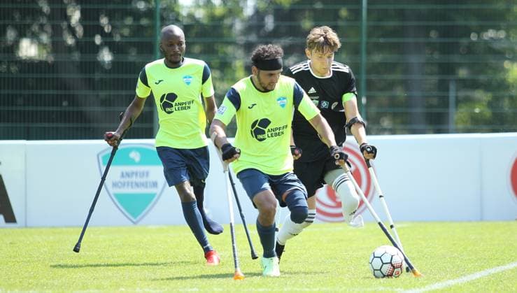 Deutsche Amputierten-Fußball Bundesliga, Dritter Spieltag auf der Paul-Hauenschild-Anlage des HSV. SG Nord-Ost - Anpfiff Hoffenheim. NOVATUS TEMBA, JAWAD KADHEM (Hoffenheim, v.l.), SIMON DORNBLÜTH. Norderstedt Schleswig-Holstein
