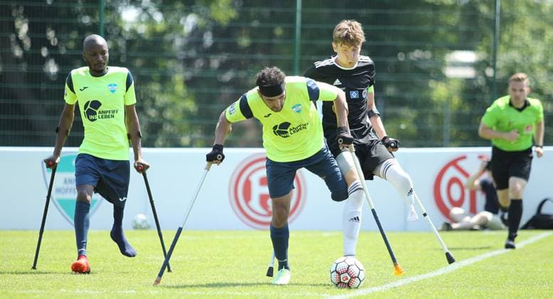 Deutsche Amputierten-Fußball Bundesliga, Dritter Spieltag auf der Paul-Hauenschild-Anlage des HSV. SG Nord-Ost - Anpfiff Hoffenheim. NOVATUS TEMBA, JAWAD KADHEM (Hoffenheim, v.l.), SIMON DORNBLÜTH. Norderstedt Schleswig-Holstein