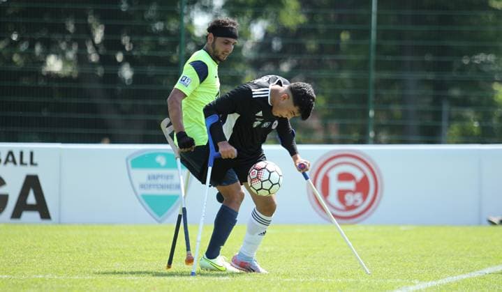 Deutsche Amputierten-Fußball Bundesliga, Dritter Spieltag auf der Paul-Hauenschild-Anlage des HSV. SG Nord-Ost - Anpfiff Hoffenheim. JAWAD KADHEM (Hoffenheim, l.), MAJED SAJID. Norderstedt Schleswig-Holstein