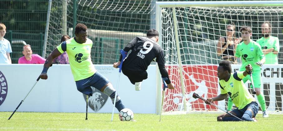 Deutsche Amputierten-Fußball Bundesliga, Dritter Spieltag auf der Paul-Hauenschild-Anlage des HSV. SG Nord-Ost - Anpfiff Hoffenheim. DJALILOU AGBERE (Hoffenheim, l.), MAJED SAJID (SG Nord-Ost, M.), JUMA HAMISI. Norderstedt Schleswig-Holstein