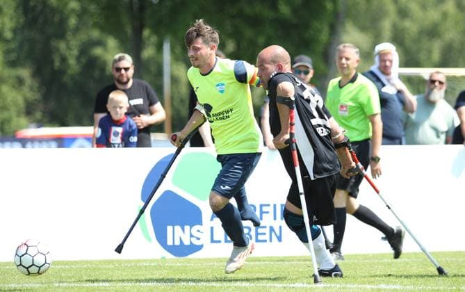 Deutsche Amputierten-Fußball Bundesliga, Dritter Spieltag auf der Paul-Hauenschild-Anlage des HSV. SG Nord-Ost - Anpfiff Hoffenheim. Dimitri Briegemann (Hoffenheim, l.), Marco Reinicke. Norderstedt Schleswig-Holstein