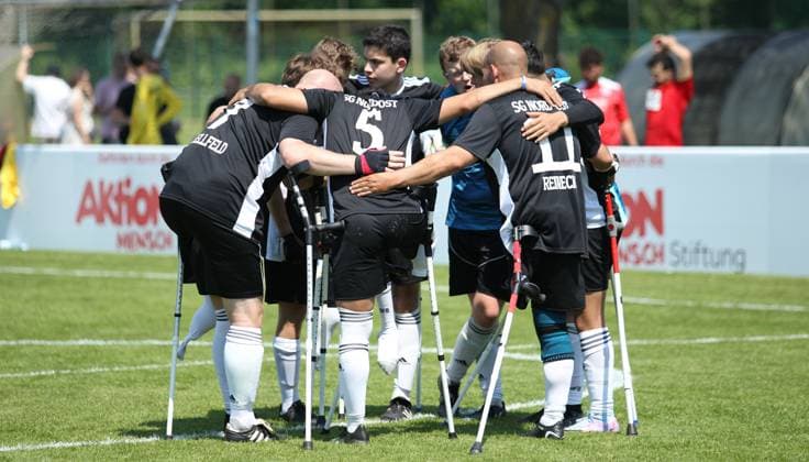 Deutsche Amputierten-Fußball Bundesliga, Dritter Spieltag auf der Paul-Hauenschild-Anlage des HSV. SG Nord-Ost - Anpfiff Hoffenheim. Mannschaftskreis SG Nord-Ost. Norderstedt Schleswig-Holstein