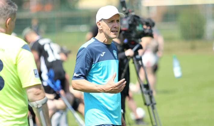 Deutsche Amputierten-Fußball Bundesliga, Dritter Spieltag auf der Paul-Hauenschild-Anlage des HSV. SG Nord-Ost - Anpfiff Hoffenheim. Hoffenheim-Trainer CLAUS BENDER. Norderstedt Schleswig-Holstein
