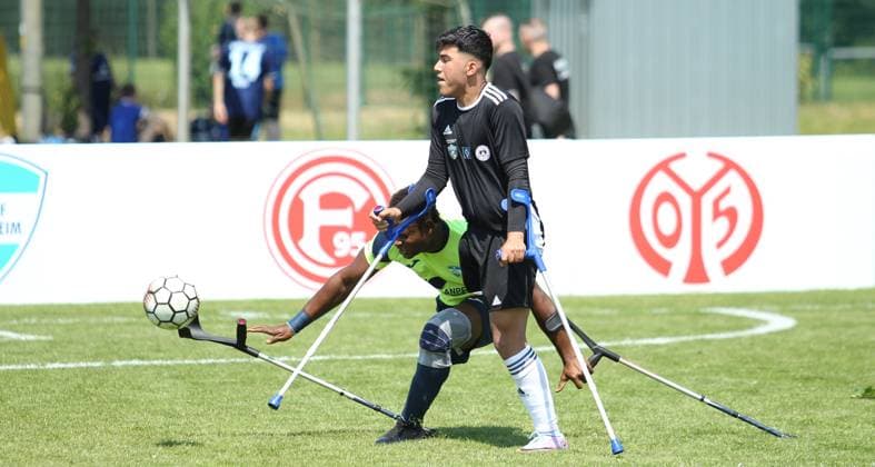 Deutsche Amputierten-Fußball Bundesliga, Dritter Spieltag auf der Paul-Hauenschild-Anlage des HSV. SG Nord-Ost - Anpfiff Hoffenheim. DJALILOU AGBERE (Hoffenheim, l.), MAJED SAJID. Norderstedt Schleswig-Holstein
