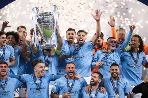 230610 Players of Manchester City celebrate with the trophy after the UEFA Champions League football match between Manchester City and Inter on June 10, 2023 in Istanbul. Photo: Jon Olav Nesvold BILDBYRAN COP 217 JE0065 fotboll football soccer fotball champions league manchester city inter bbeng final jubel Copyright: JONxOLAVxNESVOLD BB230610JE122