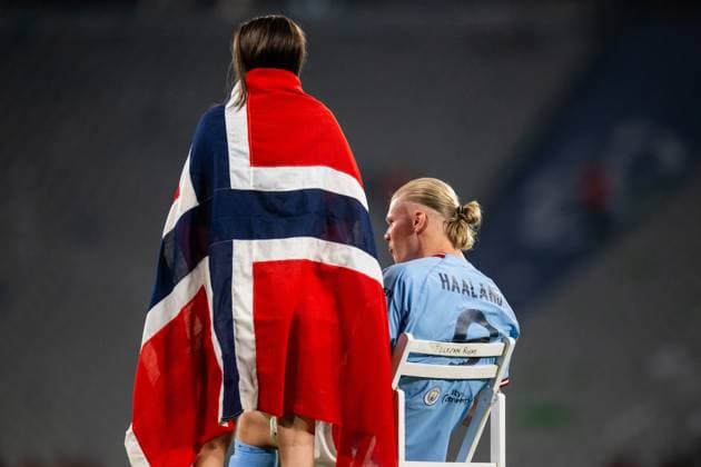230610 Erling Braut Haaland of Manchester City and Isabel Haugseng Johansen celebrate after the UEFA Champions League football match between Manchester City and Inter on June 10, 2023 in Istanbul. Photo: Jon Olav Nesvold BILDBYRAN COP 217 JE0065 fotboll football soccer fotball champions league manchester city inter bbeng final jubel Copyright: JONxOLAVxNESVOLD BB230610JE150