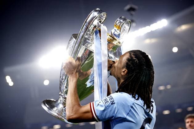 Sport Bilder des Tages ISTANBUL - Nathan Ake of Manchester City FC with UEFA Champions League trophy, Coupe des clubs Champions Europeans after the 1-0 UEFA Champions League final win between Manchester City FC and FC Inter Milan at Ataturk Olympic Stadium on June 10, 2023 in Istanbul, Turkey. AP Dutch Height MAURICE OF STONE UEFA Champions League final 2022 2023 xVIxANPxSportx xMauricexvanxSteenxIVx 471329300 originalFilename: 471329300.jpg
