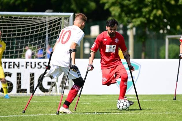 Sportart I Mixed I Saison 2022 2023 I Amputierten-Fußball Bundesliga I 3. Spieltag I 1.FSV Mainz 05 - Fortuna Düsseldorf I 10.06.2023 Jonas Lappe (10, Fortuna Düsseldorf) gegen Emrah Akdemir (11, 1. FSV Mainz 05) Hamburg Paul-Hauenschild-Sportanlage Schleswig-Holstein Deutschland