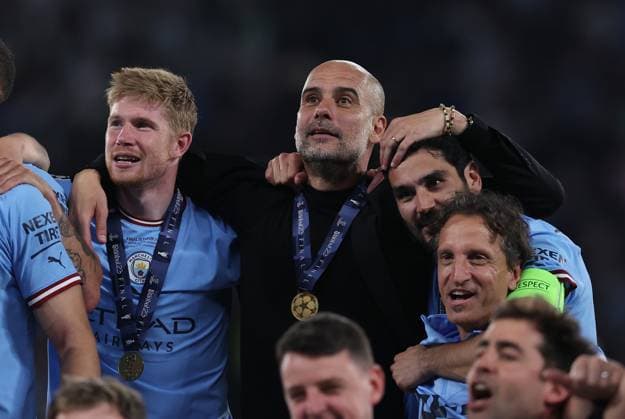 Istanbul, Turkey, 10th June 2023. Josep Guardiola coach of Manchester City with Kevin De Bruyne (L) and Ilkay Gundogan as they celebrate after winning the UEFA Champions League Final match at the Ataturk Olympic Stadium, Istanbul. Picture credit should read: Paul Terry Sportimage EDITORIAL USE ONLY. No use with unauthorised audio, video, data, fixture lists, club league logos or live services. Online in-match use limited to 120 images, no video emulation. No use in betting, games or single club league player publications. SPI-2475-0106