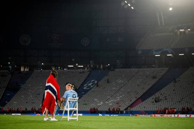 230610 Erling Braut Haaland of Manchester City and Isabel Haugseng Johansen celebrate after the UEFA Champions League football match between Manchester City and Inter on June 10, 2023 in Istanbul. Photo: Jon Olav Nesvold BILDBYRAN COP 217 JE0065 fotboll football soccer fotball champions league manchester city inter bbeng final jubel Copyright: JONxOLAVxNESVOLD BB230610JE176