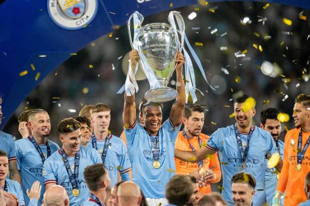 230610 Players of Manchester City celebrate with the trophy after the UEFA Champions League football match between Manchester City and Inter on June 10, 2023 in Istanbul. Photo: Jon Olav Nesvold BILDBYRAN COP 217 JE0065 fotboll football soccer fotball champions league manchester city inter bbeng final jubel Copyright: JONxOLAVxNESVOLD BB230610JE187