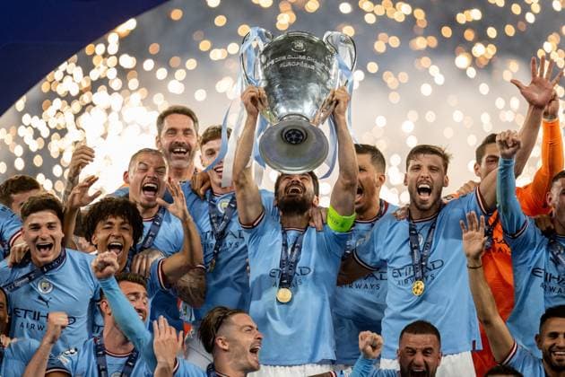 230610 Players of Manchester City celebrate with the trophy after the UEFA Champions League football match between Manchester City and Inter on June 10, 2023 in Istanbul. Photo: Jon Olav Nesvold BILDBYRAN COP 217 JE0065 fotboll football soccer fotball champions league manchester city inter bbeng final jubel Copyright: JONxOLAVxNESVOLD BB230610JE192