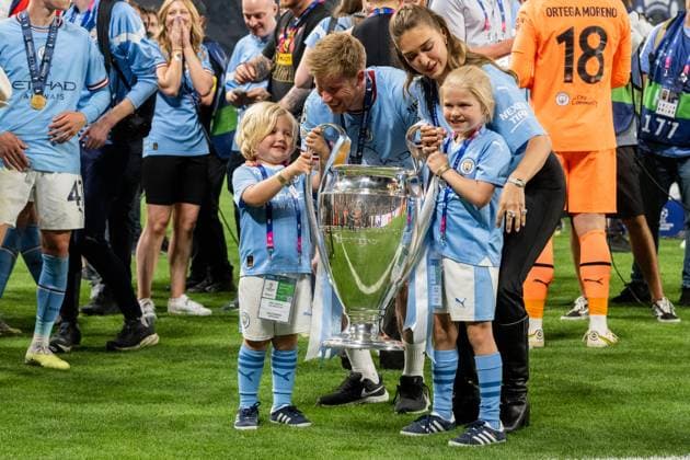 230610 Kevin De Bruyne of Manchester City celebrates with his family and the trophy after the UEFA Champions League football match between Manchester City and Inter on June 10, 2023 in Istanbul. Photo: Jon Olav Nesvold BILDBYRAN COP 217 JE0065 fotboll football soccer fotball champions league manchester city inter bbeng final jubel Copyright: JONxOLAVxNESVOLD BB230610JE195