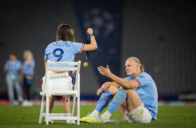 Istanbul, Turkey. 10th Jun 2023. Erling Haaland (City) feiert mit seiner Partnerin Isabel Haugseng Johansen Manchester City - Inter Mailand UEFA Champions League Final 10.06.2023