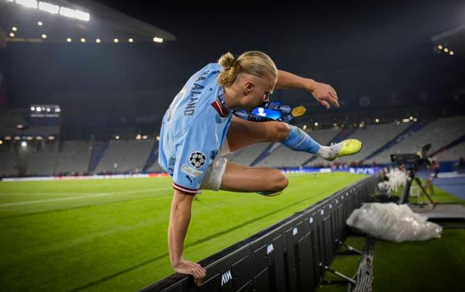 Istanbul, Turkey. 10th Jun 2023. Erling Haaland (City) springt mit Medaille über Werbebande Manchester City - Inter Mailand UEFA Champions League Final 10.06.2023