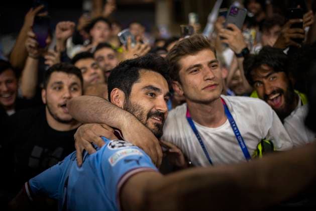 Istanbul, Turkey. 10th Jun 2023. Fans feiern Ilkay Gündogan (City) Manchester City - Inter Mailand UEFA Champions League Final 10.06.2023