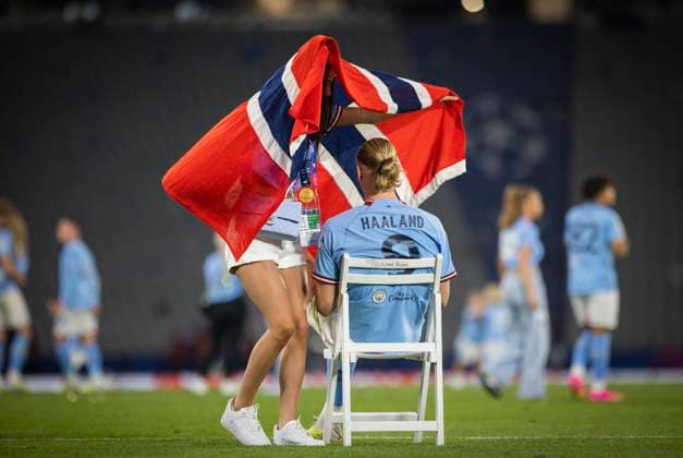 Istanbul, Turkey. 10th Jun 2023. Erling Haaland (City) feiert mit seiner Partnerin Isabel Haugseng Johansen Manchester City - Inter Mailand UEFA Champions League Final 10.06.2023