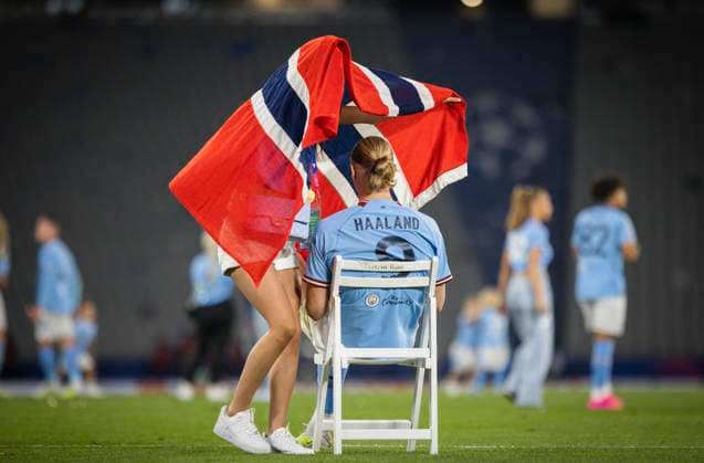 Istanbul, Turkey. 10th Jun 2023. Erling Haaland (City) feiert mit seiner Partnerin Isabel Haugseng Johansen Manchester City - Inter Mailand UEFA Champions League Final 10.06.2023