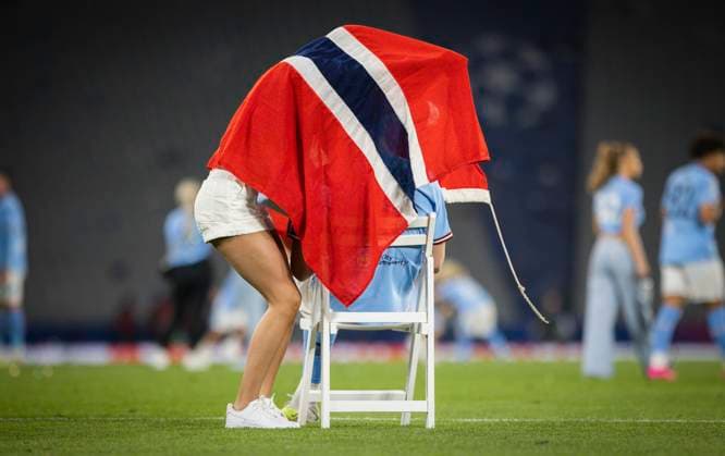 Istanbul, Turkey. 10th Jun 2023. Erling Haaland (City) feiert mit seiner Partnerin Isabel Haugseng Johansen Manchester City - Inter Mailand UEFA Champions League Final 10.06.2023