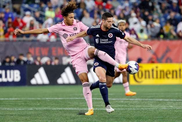FOXBOROUGH, MA - JUNE 10: Inter Miami CF midfielder David Ruiz (41) defends on New England Revolution midfielder Matt Polster (8) during a match between the New England Revolution and Inter Miami CF on June 10, 2023, at Gillette Stadium in Foxborough, Massachusetts. (Photo by Fred Kfoury III Icon Sportswire) SOCCER: JUN 10 MLS, Fussball Herren, USA - New England Revolution vs Inter Miami CF EDITORIAL USE ONLY Icon482230610010