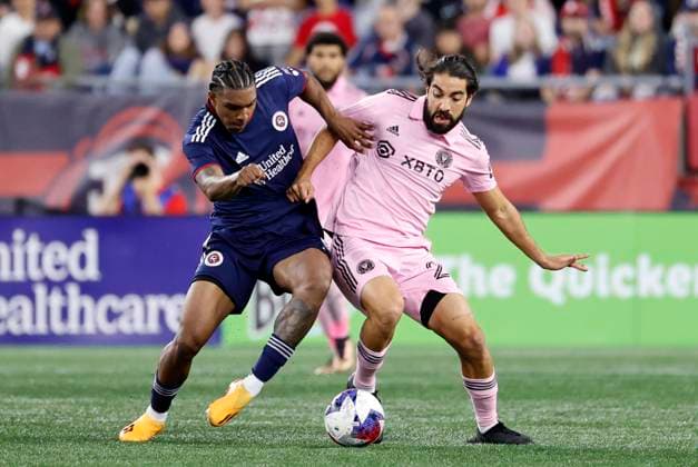 FOXBOROUGH, MA - JUNE 10: New England Revolution defender Christian Makoun (6) and Inter Miami CF midfielder Rodolfo Pizarro (20) vie for the ball during a match between the New England Revolution and Inter Miami CF on June 10, 2023, at Gillette Stadium in Foxborough, Massachusetts. (Photo by Fred Kfoury III Icon Sportswire) SOCCER: JUN 10 MLS, Fussball Herren, USA - New England Revolution vs Inter Miami CF EDITORIAL USE ONLY Icon482230610032